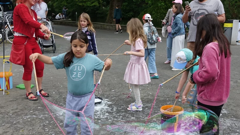 Jede Menge Seifenblasen - vier Stunden durften sich die Kids vor dem Museum an der Superblase ausprobieren. - &copy; Axel B&uuml;rger