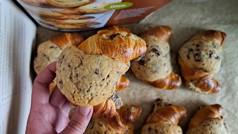 Crookies sind eine beliebte Kombination von Croissants und Cookies. Das Rezept findet sich in dem Backbuch "Einfach backen mit Wow-Effekt" von Jasmina Kuffer. - © Jemima Wittig