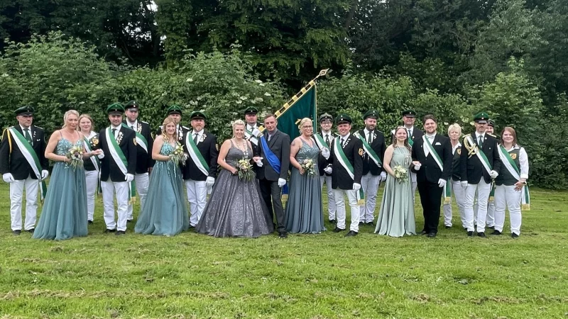 Der Thron des Nieser Sch&uuml;tzenvereins begr&uuml;&szlig;t die vielen Sch&uuml;tzen und Besucher. - &copy; Nieser Sch&uuml;tzenverein