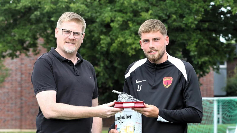 Detmolds Julian Jobstmeier (rechts) erh&auml;lt aus den H&auml;nden des ehemaligen Staffelleiters Gero Wittkemper unter anderem die Torj&auml;gerkanone. - &copy; Oliver K&ouml;nig