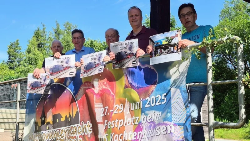 Hans-Jörg Horn (von links), Dirk Schneider, Klaus Müller, Dr. Hans Jacobs und Andreas Heyden zeigen den Kalender, der auch bei der Mittsommernacht in Kachtenhausen vom 27. bis zum 29. Juni verkauft wird. - © Lorraine Brinkmann