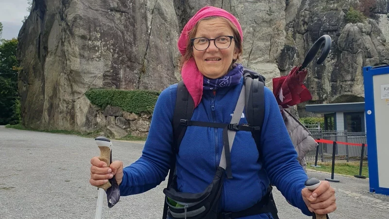 May Evers ist nach sechsw&ouml;chiger Wanderung am Ziel, an den Externsteinen angelangt. - &copy; Katharina Beyer