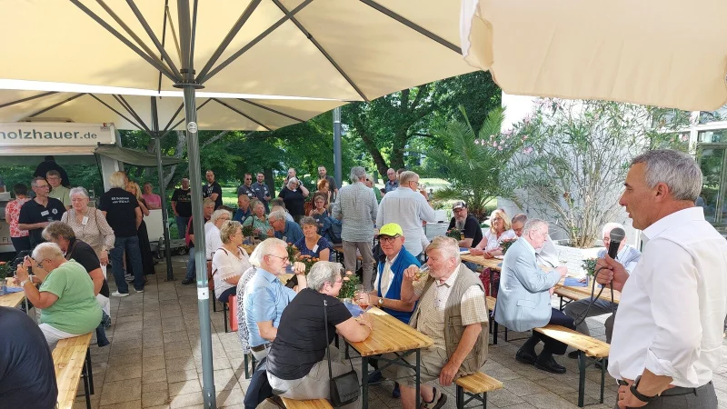 Bürgermeister Dirk Tolkemitt begrüßt die etwa 110 ehrenamtlich Tätigen zum zweiten Dankesfest vor der Wandelhalle. - © Stadt Bad Salzuflen