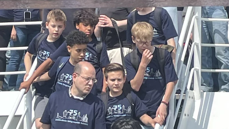 Mit der F&auml;hre auf die Insel: Sch&uuml;ler und Lehrer trugen jetzt bei ihrem besonderen Ausflug extra f&uuml;r das Jubil&auml;um kreierte T-Shirts. - &copy; Hans-Joachim Nolting