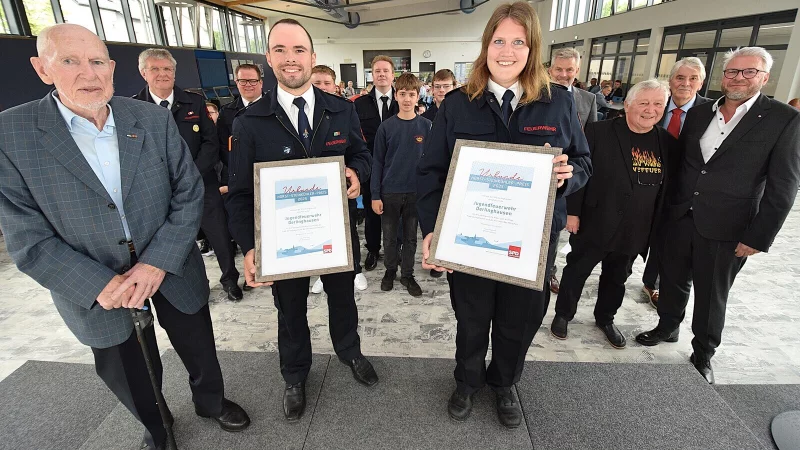 Namensgeber Horst Steinkühler (88, l.) ist bei der Preisverleihung dabei. SPD-Fraktionsvorsitzender und Bürgermeisterkandidat Peter Heepmann (r.) hat die Urkunden dem Helpuper Jugendwart Leon Hantke und an die stellvertretende Oerlinghauser Jugendwartin Kerstin Hanekamp überreicht. Horst Diekhof (2. v. r.) hat die Laudation gehalten, Jörg Czyborra (3. v. r.) hat durch das Programm in der Mensa der Heinz-Sielmann-Schule geführt. Foto: Karin Prignitz - © Karin Prignitz