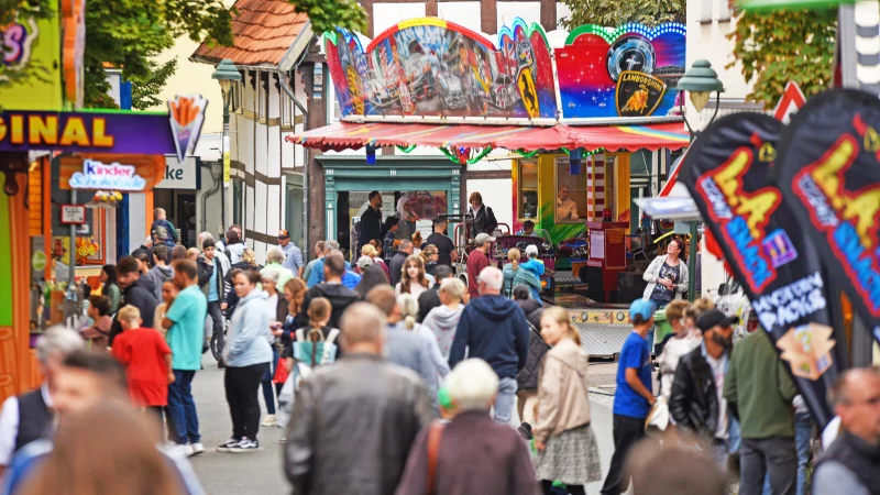 Beim allj&auml;hrlichen Kiliansfest in Sch&ouml;tmar bieten Fahrgesch&auml;fte und Kirmesbuden immer viel Unterhaltung. - &copy; Archivfoto: Nicole Ellerbrake