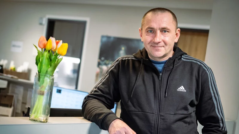 Serhii Hlukhodid wurde nach einer schweren Kriegsverletzung zehn Monate im evangelischen Klinikum Bethel behandelt. Inzwischen kann der 43-J&auml;hrige wieder gehen. - &copy; Barbara Franke