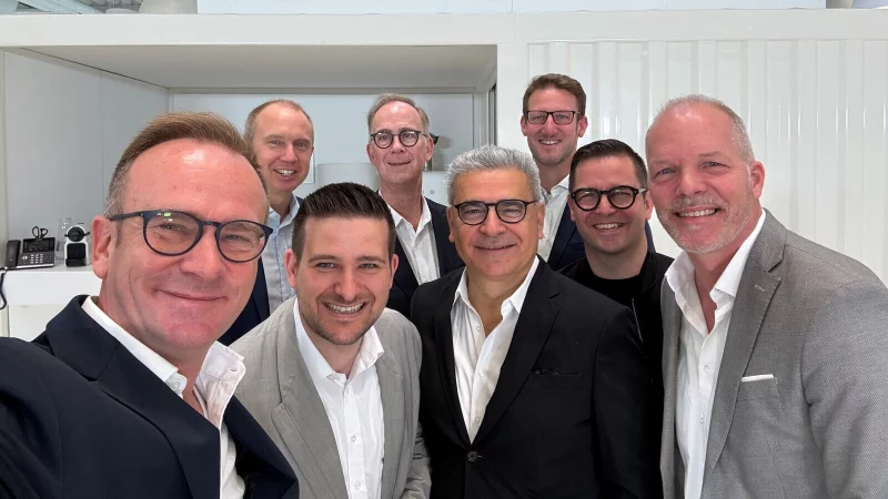 Selfie w&auml;hrend der Bekanntgabe der neuen Tamaris F&uuml;hrungsmannschaft am Unternehmensstandort in Detmold (von links) Jens Beining (Chief Executive Officer), Tobias Seng (Chief Financial Officer), Matthias Rodemeier (Chief Product Officer), Ulrich Kl&uuml;ber (Chief Product Officer), Giovanni Lacatena (Chief Sales Officer), Nico Gold (Chief Sales Officer), Felix Schmalen-berger (Member of the Board), Michael Romberg (Chief Production Officer). - &copy; Foto: Wortmann