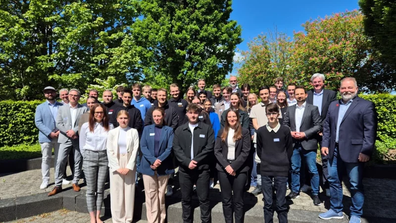 Neun Nachwuchsteams haben gezeigt, wie Digitalisierung denn Arbeitsalltag in ihrem Betrieb erleichtern kann. - © IHK Lippe