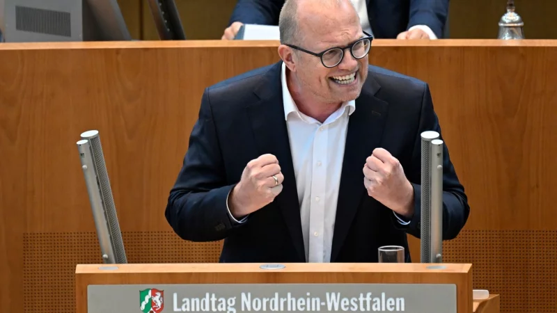 Der Landesvorstand der NRW-SPD hat Jochen Ott zum Spitzenkandidaten f&uuml;r die Landtagswahl gew&auml;hlt. Der K&ouml;lner soll somit Hendrik W&uuml;st herausfordern. - &copy; Roberto Pfeil/dpa