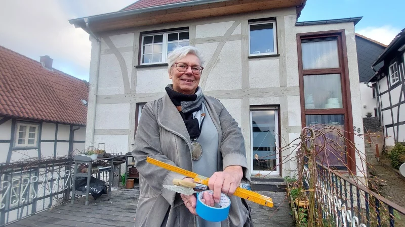 Eigentlich ist Marion Weber Kinderschminkerin, jetzt hat sie auch dem Haus, in dem sie lebt, ein neues "Gesicht" verliehen. Die Fachwerkimitation ist noch nicht ganz fertig, im Frühjahr erhalten die "Holzbalken" noch einen braunen Anstrich. - © Michaela Weiße