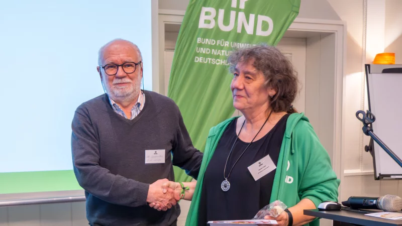 Kerstin Ciesla, stellvertretende Landesvorsitzende, &uuml;berreicht Willi Hennebr&uuml;der die Auszeichnung. - &copy; Julia Stratmann/ BUND NRW