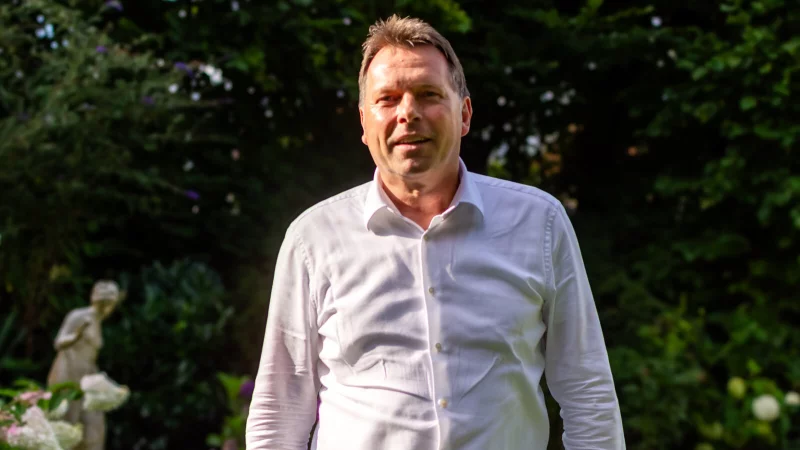 Detmolds B&uuml;rgermeister Frank Hilker an seinem Lieblingsplatz in Detmold, dem heimischen Garten. - &copy; Raphael Bartling