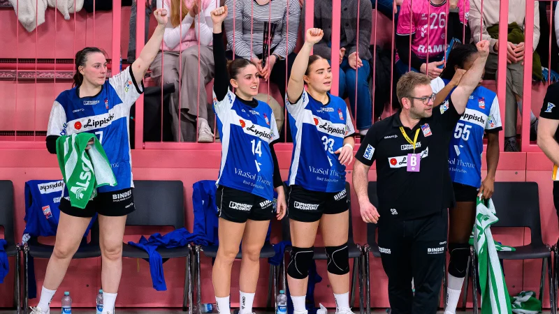 Jubel auf der Blomberger Bank: (von links) Diana D&ouml;gg Magnusdottir, Ona Vegu&eacute;, Elin Magnusdottir und Trainer Steffen Birkner. - &copy; Marco Wolf