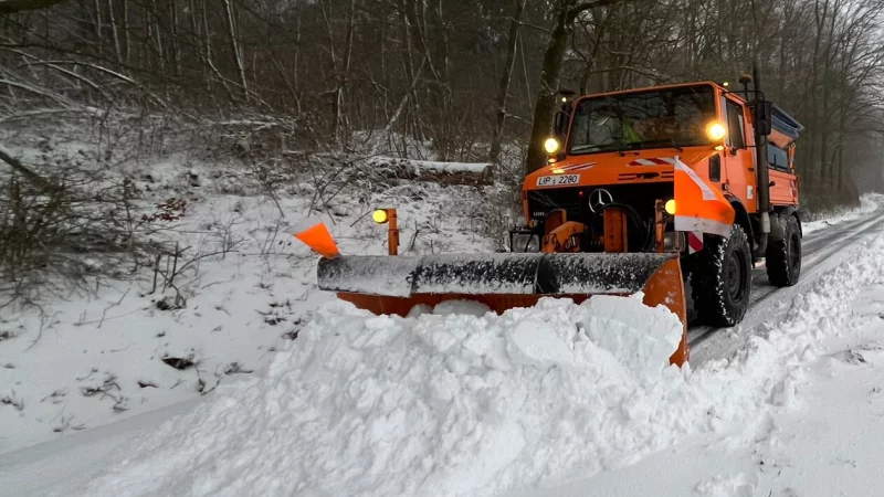 Schnee und Eis sorgen bei vielen Kindern f&uuml;r Winterfreuden, f&uuml;r die St&auml;dtischen Betriebe Lemgo bedeuten sie hingegen Dauereinsatz. - &copy; Stadt Lemgo