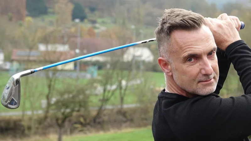Schwingen statt verhandeln: Lars Heuer aus Lügde war als IT-Berater in der Welt unterwegs - vor 12 Monaten fasste er den Entschluss, den Job an den Nagel zu hängen. Für 40 Stunden Golf die Woche… - © Axel Bürger