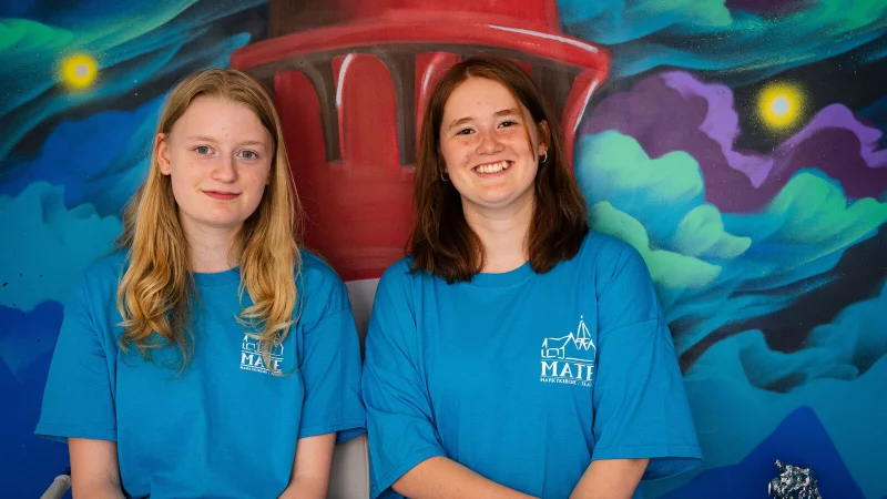 Johanna Wiese (links) und Lina Gröchtemeier, ehemalige Konfirmandinnen der ev.-ref. Kirchengemeinde Lage, freuen sich über die Eröffnung des Jugendkellers „Lighthouse“. - © Franka Pieper