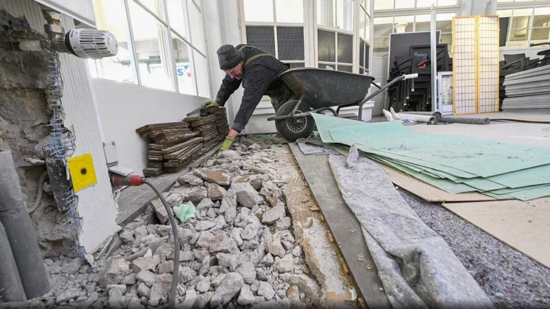 Noch eine Baustelle: Gut zwei Monate vor der geplanten Caf&eacute;-Er&ouml;ffnung muss Staatsbad-Mitarbeiter Holger Koch im Gastro-Raum erst einmal den herausgestemmten Estrich abtragen. - &copy; Carlhermann Schmitt