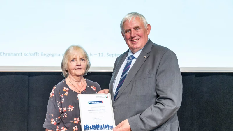 Minister Laumann &uuml;berreichte der Vorsitzenden des Seniorenbeirats, Gisela Wostrak, die Ehrenurkunde. - &copy; Barbara Bechtloff