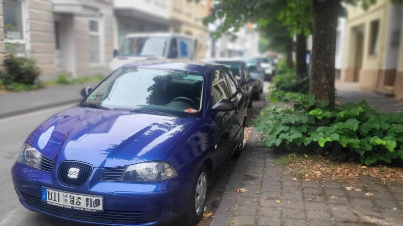 Anwohner haben es auch an den Lemgoer Straßen schwer, einen Stellplatz zu ergattern. Die Nachfrage ist mitunter höher als das Angebot. - © Katrin Kantelberg