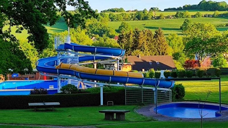 Das Bad Meinberger Waldbad heute. Die gro&szlig;e Rutsche existiert erst seit 2003. Sie stammt von einem Hotel-Pool in Rostock. - &copy; F&ouml;rderverein Freibad Bad Meinberg