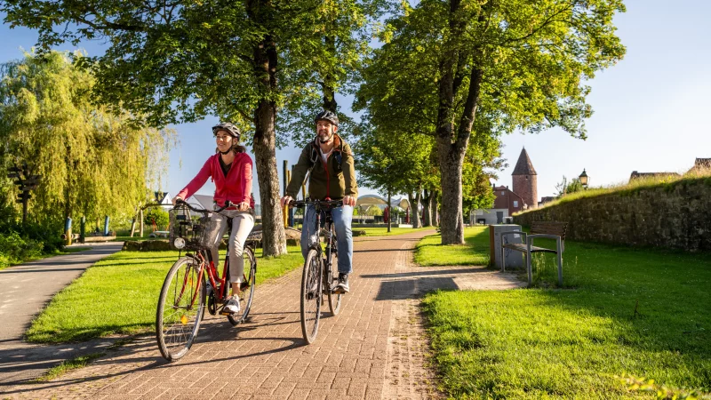 Radler fahren durch den Emmerauenpark. Jede Strecke beim Stadtradeln zählt. - © Dominik Ketz
