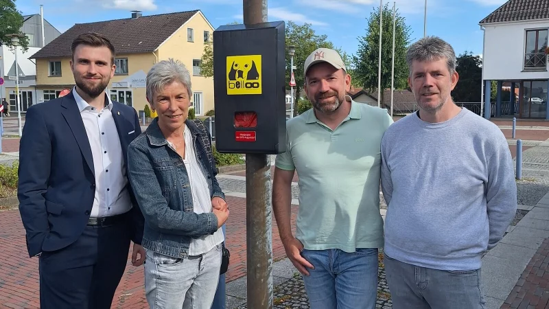 Die SPD Augustdorf hat sich f&uuml;r Hundebeutel-Spender eingesetzt. Das Foto zeigt (von links):
Mats Uffe Schubert, Beate Pflug, Timo Freiberger und Daniel Kl&ouml;pper. - &copy; SPD Augustdorf
