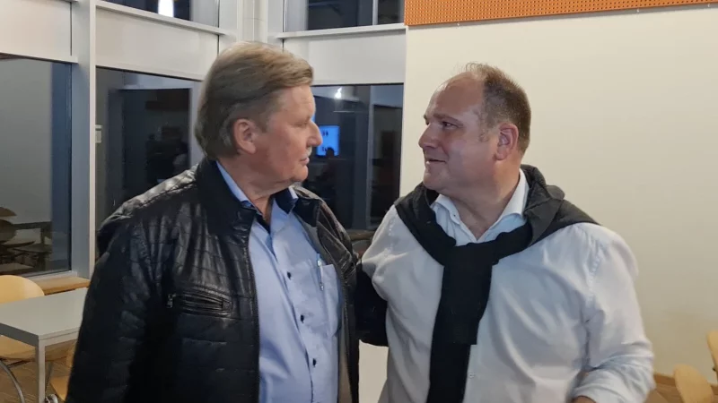 Gl&uuml;ckliche Sozialdemokraten: SPD-Ratsherr und ehemaliger Bundestagsabgeordneter J&uuml;rgen Berghahn (links) hat seinen Wahlbezirk in Istrup einmal mehr direkt geholt und freut sich gleichzeitig mit Christoph Dolle &uuml;ber dessen hohes Wahlergebnis. - &copy; Marianne Schwarzer