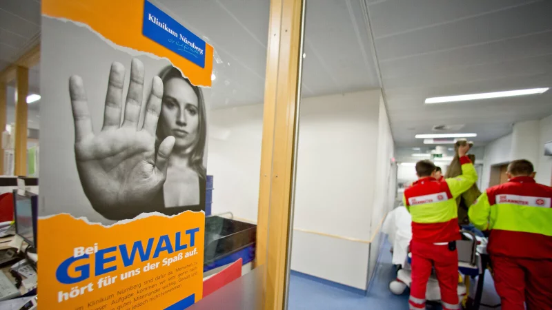 In Krankenh&auml;usern, in Praxen und im Rettungsdienst kommt es immer h&auml;ufiger zu &Uuml;bergriffen gegen medizinisches Personal. - &copy; picture alliance / dpa