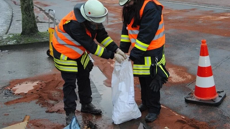 In Lage muss eine &Ouml;lspur beseitigt werden. - &copy; Michael Kolpak