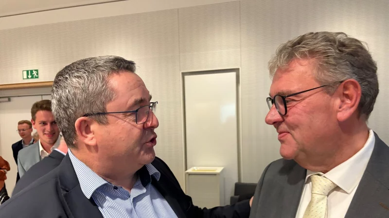 Der "alte" und der "neue" Landrat: Dr. Axel Lehmann (links) gratuliert am Stichwahl-Abend seinem Nachfolger Meinolf Haase. - &copy; Archivfoto: Martin Hostert