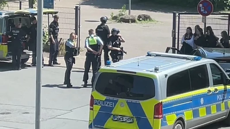 Die Polizei stellt sich am Schulzentrum Lohfeld auf. - &copy; Oliver T&ouml;lle