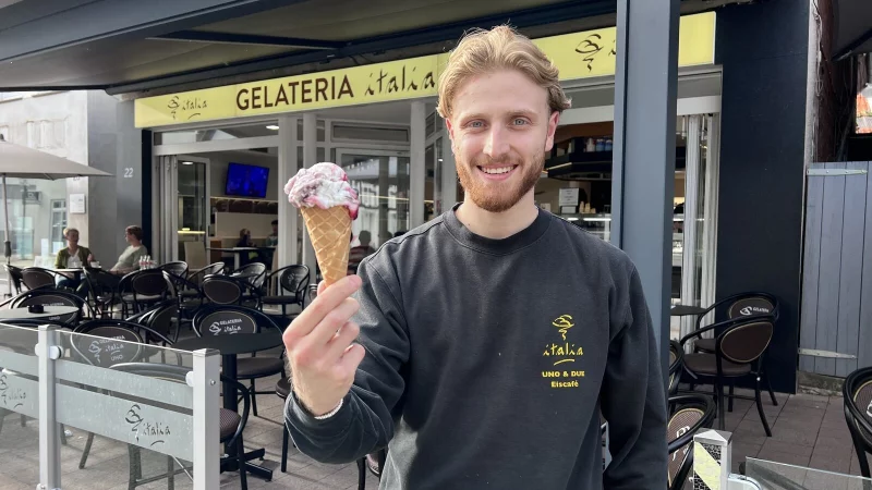 Auto und Eis? Das passt, wei&szlig; Alessandro Da Col vom Blomberger Eiscaf&eacute; Italia Uno-Due. - &copy; Seda Hagemann