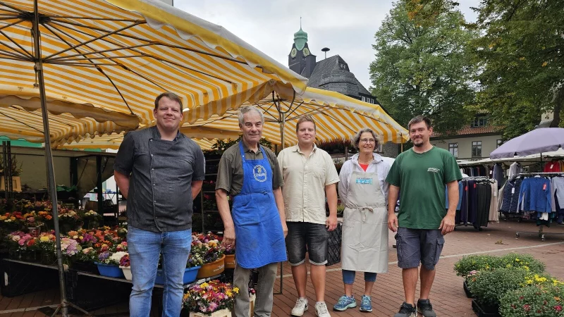 Jens Kleinehagenbrock (von links) verkauft dienstags Fisch, Detlef Schelhas Obst und Gem&uuml;se, Annett Starke Gefl&uuml;gel und Wild, Sebastian Hollmann Blumen und Pflanzen. Die H&auml;ndler sind sich mit Marktmeister Timo Wolzin (Mitte) einig, dass der Wochenmarkt in Lage ein qualitativ hochwertiges Angebot bietet. - &copy; Astrid Sewing