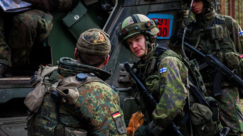 Multinationale Zusammenarbeit: Gemeinsam mit dem finnischen Zugf&uuml;hrer kl&auml;rt Kompaniechef Hauptmann Michael P. die letzten Details zur Sicherung des Versorgungsraumes ab. - &copy; Bundeswehr/Till Hey