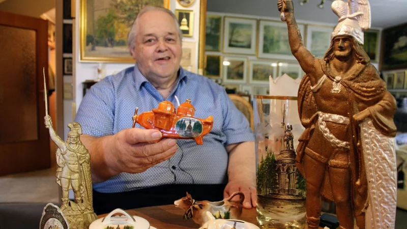 Seit fast 50 Jahren sammelt Wilfried Mellies mit großer Leidenschaft alles rund ums Hermannsdenkmal. Darunter auch "Kitsch und Kunst", wie er es nennt. Vom Salz-und-Pfeffer-Flugzeug bis zur Milchkuh ist alles dabei. - © Yvonne Glandien