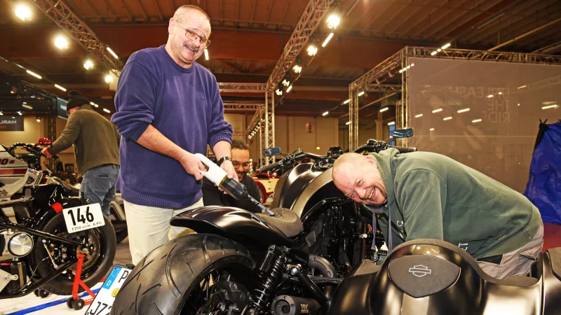 Johann Wensd&ouml;rfer (links) und Achim Zaulig polieren ihre Harley Davidson "Night Rod Special" mit Beiwagen auf Hochglanz. - &copy; Nicole Ellerbrake