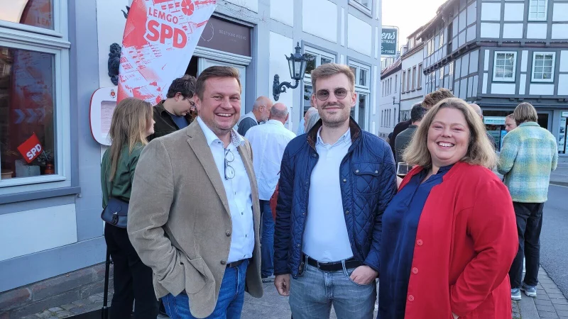 Alexander Baer (SPD, links) mit Parteikollege Eike Homringhaus und Landratskandidatin Ilka Kottmann am Wahlabend in Lemgo. Er konnte sich gegen B&uuml;rgermeister Markus Baier nicht durchsetzen. - &copy; Katrin Kantelberg