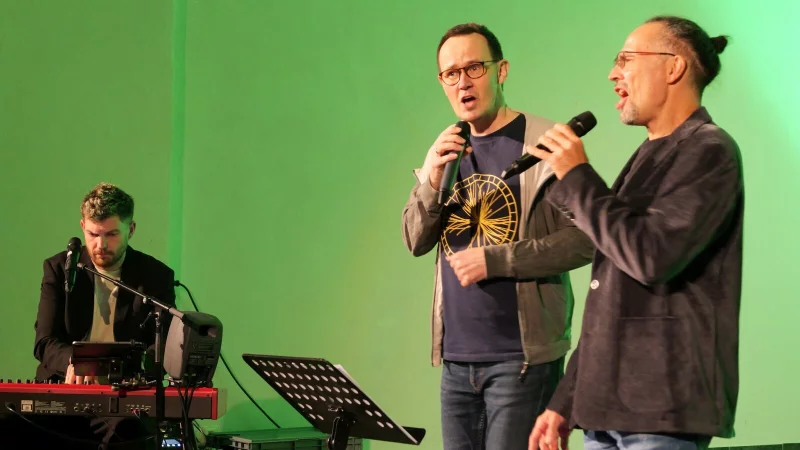 Das Programm "Drei Stimmen für ein Halleluja" begeistert in der Martln-Luther-Kirche. Tobi Hebbelmann (von links), Marc Sahr und Eddi Hüneke beim Konzert. - © Thomas Krügler