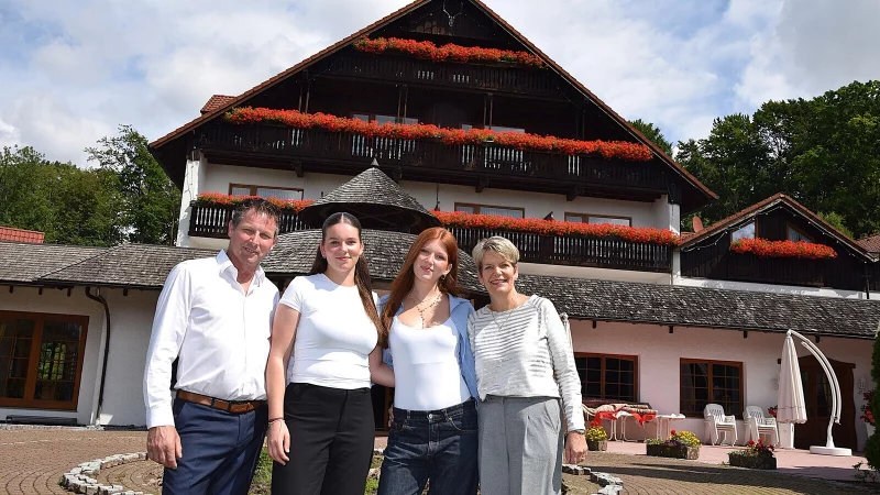 Sonja Steinmair (rechts), eine geborene M&uuml;gge, und ihr Mann Manfred Steinmair mit den T&ouml;chtern Vivien (22, Zweite von links) und Valerie (19) vor dem Hotel M&uuml;gge. - &copy; Karin Prignitz