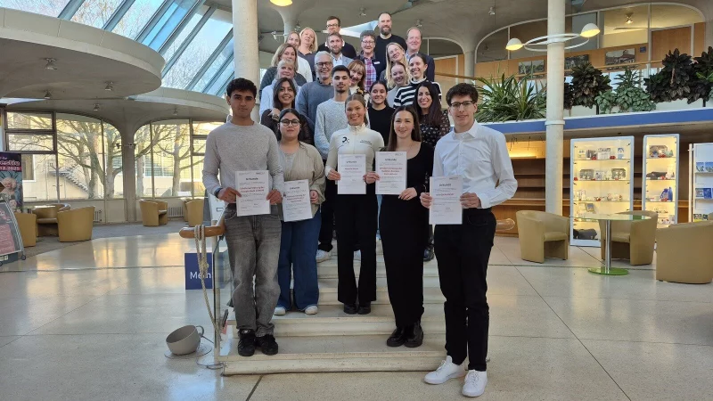 Die Stiftung Ohne Flei&szlig; kein Preis hat in diesem Jahr erstmalig drei Hauptpreise vergeben an die Sch&uuml;lervertretungen des Schulzentrums Lohfeld, an Antonia Blome vom Rudolph-Brandes-Gymnasium (vorne Mitte) und an Nils G&ouml;ckemeyer von der Realschule Aspe (vorne rechts). - &copy; Christina-Carolin Rempe/ Stiftung Standortsicherung