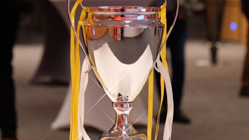 Der Star der Endrunde: Der blankpolierte LZ-Cup der M&auml;nner. - &copy; J&ouml;rg Hagemann