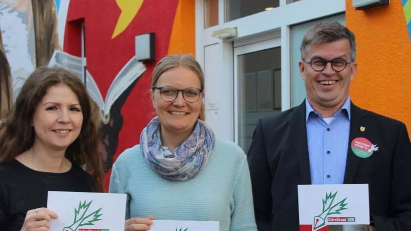 Eva-Maria Allert (Leiterin der Stadtb&uuml;cherei Lage), Autorin Carolin Jenkner-Kruel und Michael Biermann (Vorsitzender des F&ouml;rdervereins der Stadtb&uuml;cherei). - &copy; Stadtb&uuml;cherei Lage