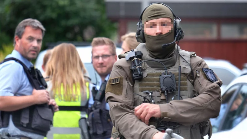 In drei F&auml;llen hat die Polizei bei der St&uuml;rmung der Wohnungen das SEK eingesetzt. Die Einsatzkr&auml;fte rechneten mit bewaffneter Gegenwehr der polizeibekannten Clanmitglieder. - &copy; Symbolfoto: Andreas Fr&uuml;cht