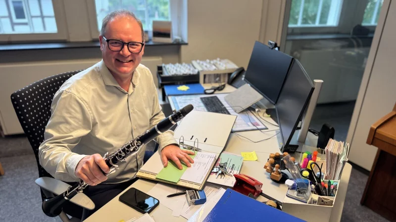 Seine Klarinette hat Musikschulleiter Stefan Albrecht immer griffbereit. - © Sandra Castrup