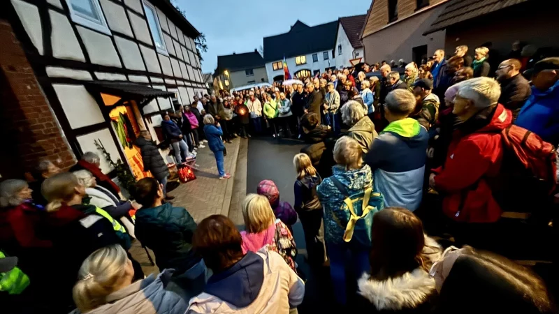 Zur Mahnwache am Haus Rosenberg (l.) in Haaren kamen rund 200 Menschen trotz Nieselregens. Sie zeigten Flagge gegen Antisemitismus. - &copy; Jens Reddeker