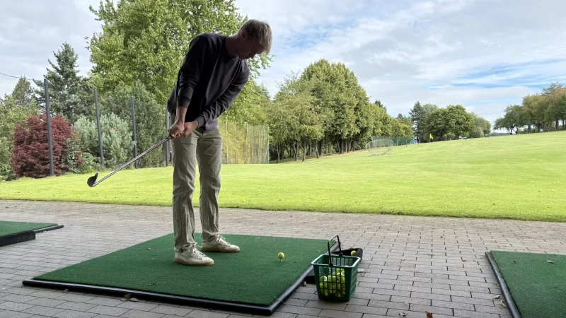 Jordi Leskowitz (Schüler) hat den Bogen raus: Er trifft beinahe jeden Ball, der über hundert Meter weit fliegt. - © Jan Schillmann