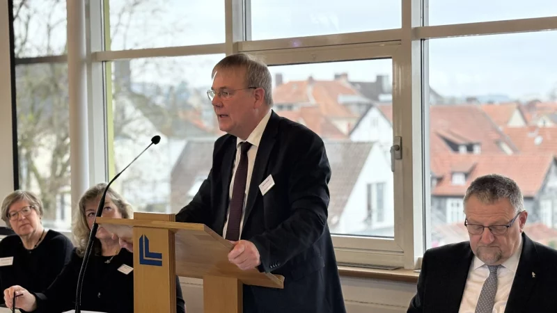 Landessuperintendent Dietmar Arends (am Rednerpult) legt sein Amt zum M&auml;rz nieder. Vor&uuml;bergehend wird es Pr&auml;ses Michael Keil (rechts) &uuml;bernehmen. - &copy; Jan Schillmann