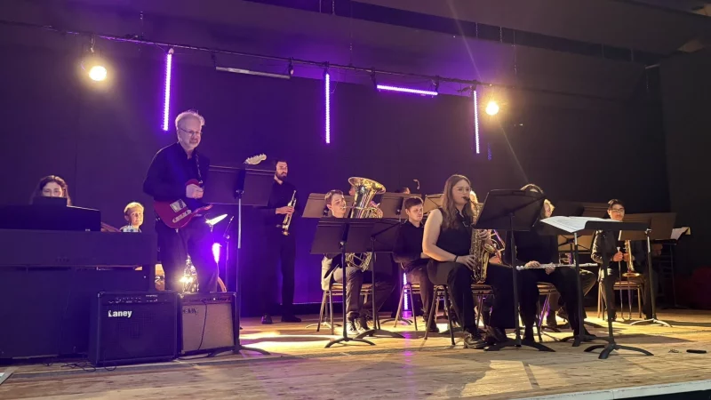 Die Big Band des Stadtgymnasiums Detmold überzeugte beim Sommerkonzert. - © Jan Schillmann