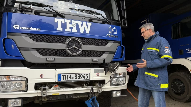 THW-Ortsbeauftragter Arne Herrmann erläutert, wie der Gerätekraftwagen funktioniert. - © Jan Schillmann